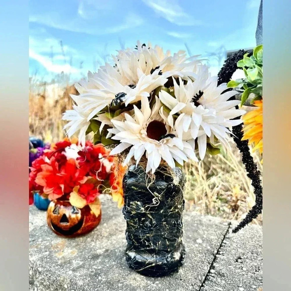 NEW SPIDER FAUX FLORAL ARRANGEMENT - Spooky Potion bottle arrangement - Picture 3 of 17